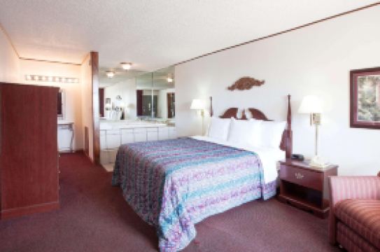 Days Inn by Wyndham Clinton