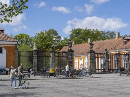 Sanders Constantin - Chic 2-Bdr Apt with Balcony