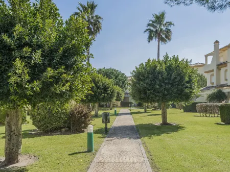 Brisamar - Novo Sancti Petri Отели рядом с достопримечательностью «Camping La Rana Verde»