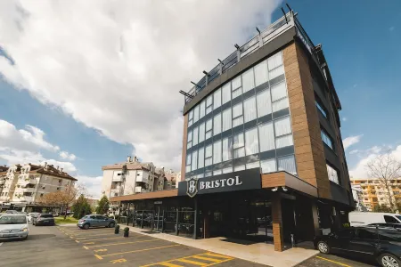 Bristol Hotel Podgorica Отели рядом с достопримечательностью «Собор Воскресения Христова»