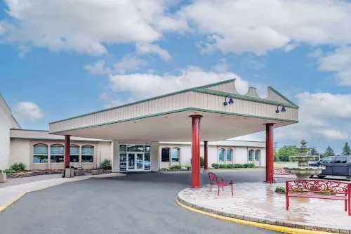 Ramada by Wyndham Grand Forks - 3-Star