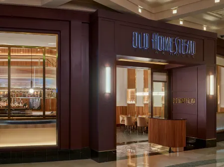 MGM Tower at Borgata Отели рядом с достопримечательностью «Hard Rock Giant Guitar»