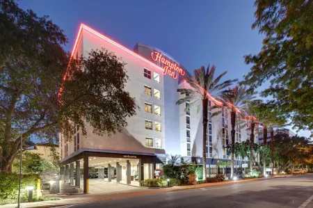 Hampton Inn Miami-Coconut Grove/Coral Gables Отели рядом с достопримечательностью «Кампонг, Нешнел Тропикал Ботаникал Гарден»