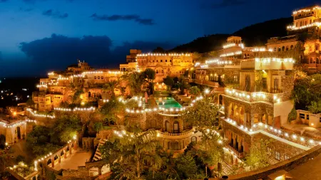 Neemrana Fort-Palace Отели в г. Неемрана