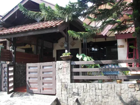 Guest House Omega Отели рядом с достопримечательностью «BUNDARAN TAMAN SARI PERSADA BOGOR»