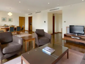 Canary Riverside Plaza Hotel