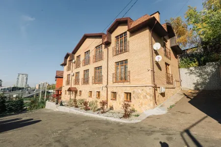 Апартаменты у станции метро Суконная Слобода Отели рядом с достопримечательностью «Комитет Земельных и Имущественных Отношений»