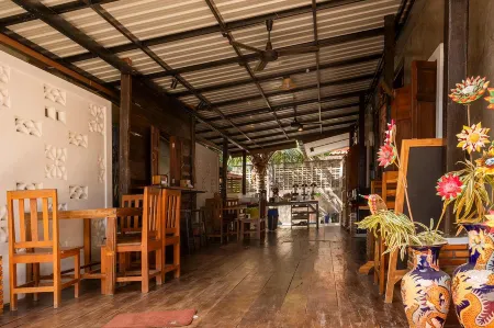 Smilingface Guesthouse Отели рядом с достопримечательностью «Wat Traphang Tong Lang»