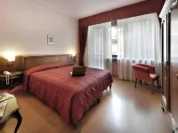 Hotel Tourist Hotel dekat Porta Susa Train Station