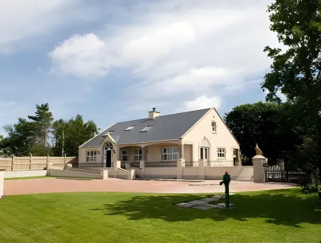 Causeway Lodge Отели рядом с достопримечательностью «Замок Данлюс»