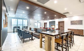 Holiday Inn Express & Suites Calgary Airport Trail NE
