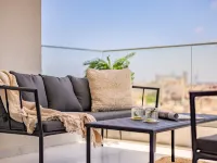 Sanders Cruise - Lovely 1-Bdr Apt with Balcony Отели в г. 
