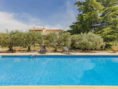 Cucuron Hotels near Parc de la Ferrage