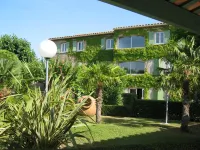 Logis Hotel Restaurant Uzès Pont du Gard فنادق في Arpaillargues-et-Aureillac