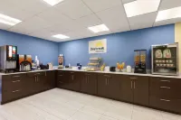 Days Inn by Wyndham Oak Grove/Ft. Campbell - breakfast