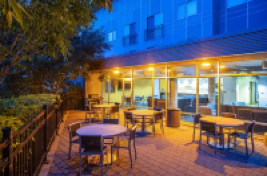 Barker Suites Southport Hotels in Portage La Prairie