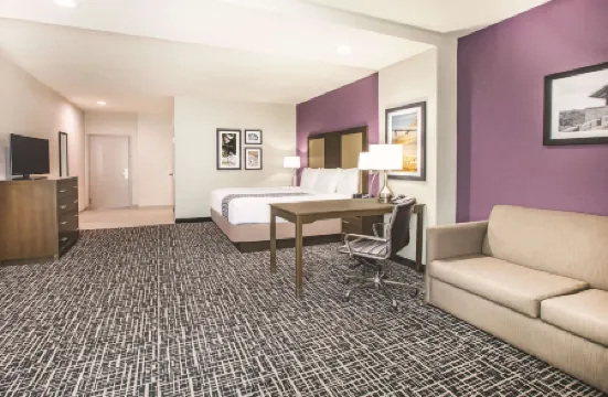 La Quinta Inn & Suites by Wyndham Dallas Plano - the Colony