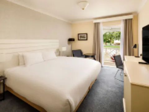 Sunday London Staines-upon-Thames Heathrow T5 Hotel a Staines