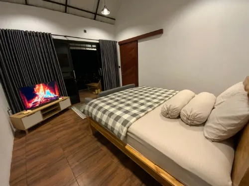 Maple Cabin Hotels in Cisarua