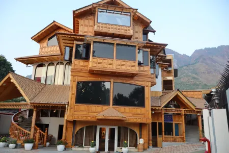 Kashmir Mahal Resorts by Dal Lake Отели рядом с достопримечательностью «Нишэт Гарден»