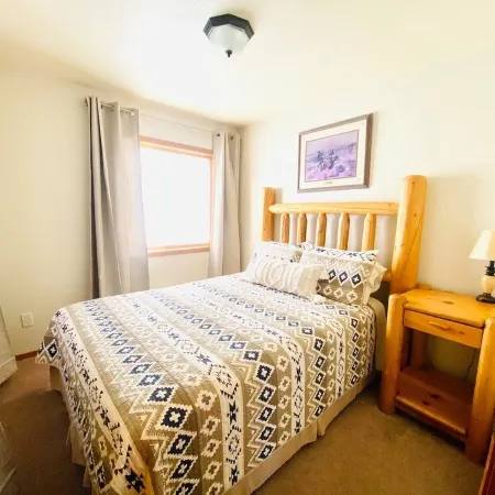 Secluded Cabin, Private Pond, Walk to Restaurants, 2 Separate Sleeping Units