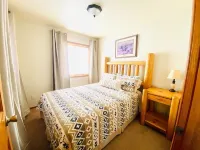 3 Cabins, 2 Acres, Private Pond, Walk to Restaurants, 4 Separate Sleeping Units