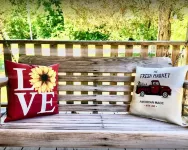 Cozy Creekside Cottage next to City Park. Walk to mainstreet!