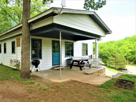 Cabin 2 at Kentucky Lake's  Lynnhurst Family Resort