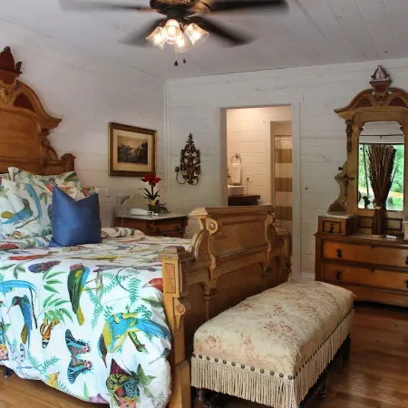 Romantic Tranquil  Riverfront Cottage Rushing Crystal Clear Water Best Rate