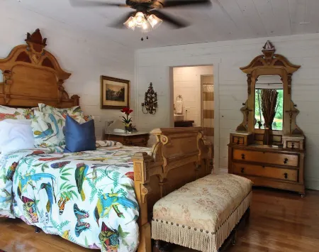 Romantic Tranquil  Riverfront Cottage Rushing Crystal Clear Water Best Rate Отели в г. Де-Калб