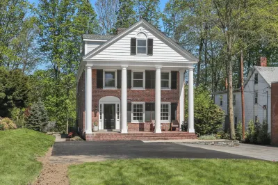 Beautifully Appointed 3-Bedroom Apartment w/Roofdeck, Central Andover location Hôtels à proximité de : Holt Hill