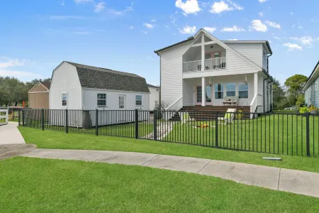 Artistic & Charming 2-bedroom house on quiet lake near NASA and Galveston