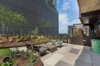 Luxury Condo w/ Lake View -Walk to Rainey & Lake, Pool, Gym, King Bed, Nespresso