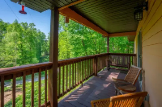 10 minutes to Casino with hot tub!