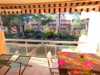 Air-Conditioned Apartment 3 Minutes' Walk from the Beach and Shops