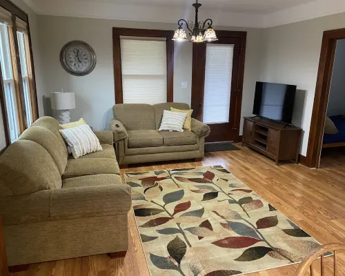 Duplex Apartment Walking Distance to Downtown Wyandotte 懷恩多特酒店