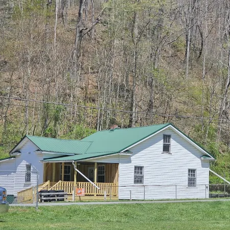 Spacious riding retreat 4 BR Outlaw House/ ATV Riding 10beds-Large Parking