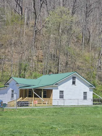 Spacious riding retreat 4 BR Outlaw House/ ATV Riding 10beds-Large Parking