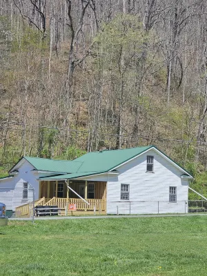 Spacious riding retreat 4 BR Outlaw House/ ATV Riding 10beds-Large Parking