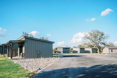 The Pearl / Casita #8 - Private Porch, Luxury, Country Feels, Walk to Wineries