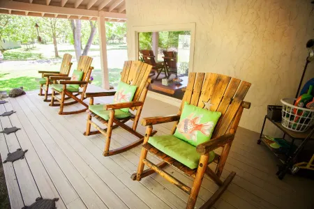 Live Water!!! A Spectacular Hill Country Family Retreat with waterfront privacy