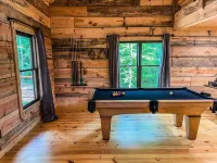 NEW - Peaceful Bear CABIN - 3BR/2BTH - Hot Tub - Quiet
