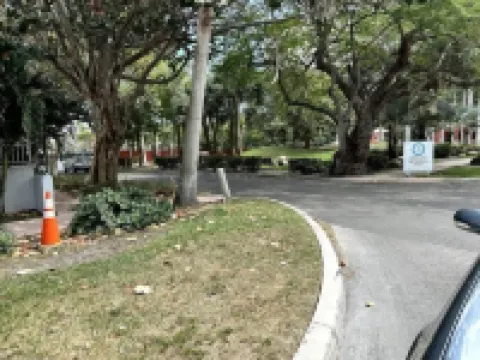 Key Biscayne 2 bedrooms sleeps 4 walk 2 beach shops