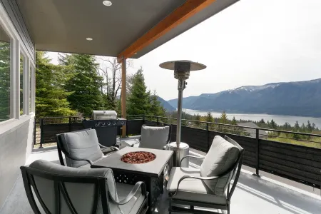 Epic Columbia River views * New Modern Home in the heart of the gorge.