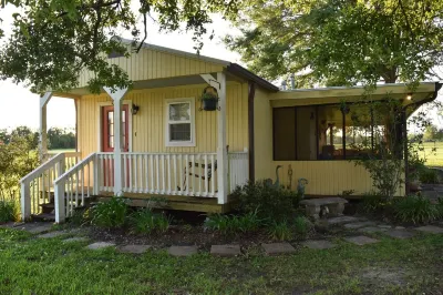 "My Playhouse" Enjoy the country views from the wrap around screened porch Hotels near Atchafalaya Basin Bridge