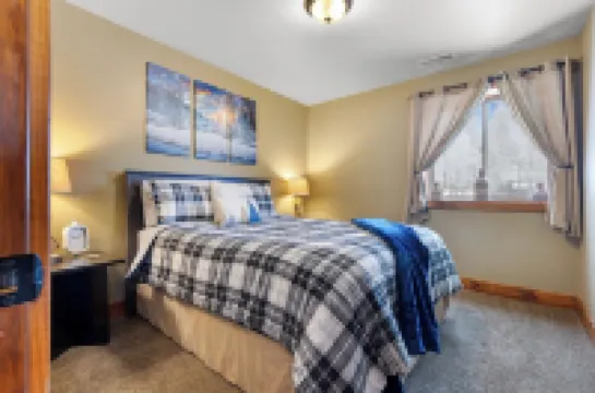 Twin Aspen-Lovely Terry Peak Cabin, Hot Tub, WiFi & AC