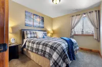 Twin Aspen-Lovely Terry Peak Cabin, Hot Tub, WiFi & AC