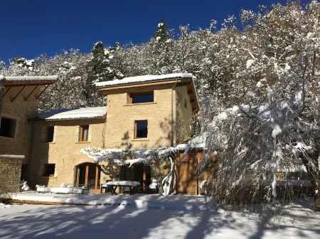 Maison de Campagne au Pied du Vercors Отели в г. Пейрю