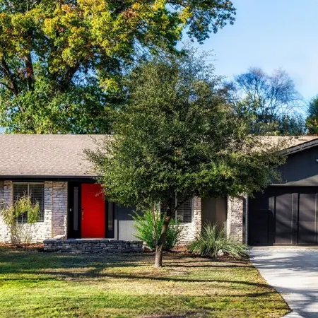 The Palm Royale: Mid century pool home in trendy East Austin sleeps 12!