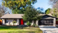 The Palm Royale: Mid century pool home in trendy East Austin sleeps 12!